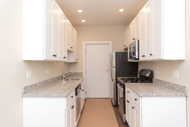 Building Photo - 1360 E 52nd St