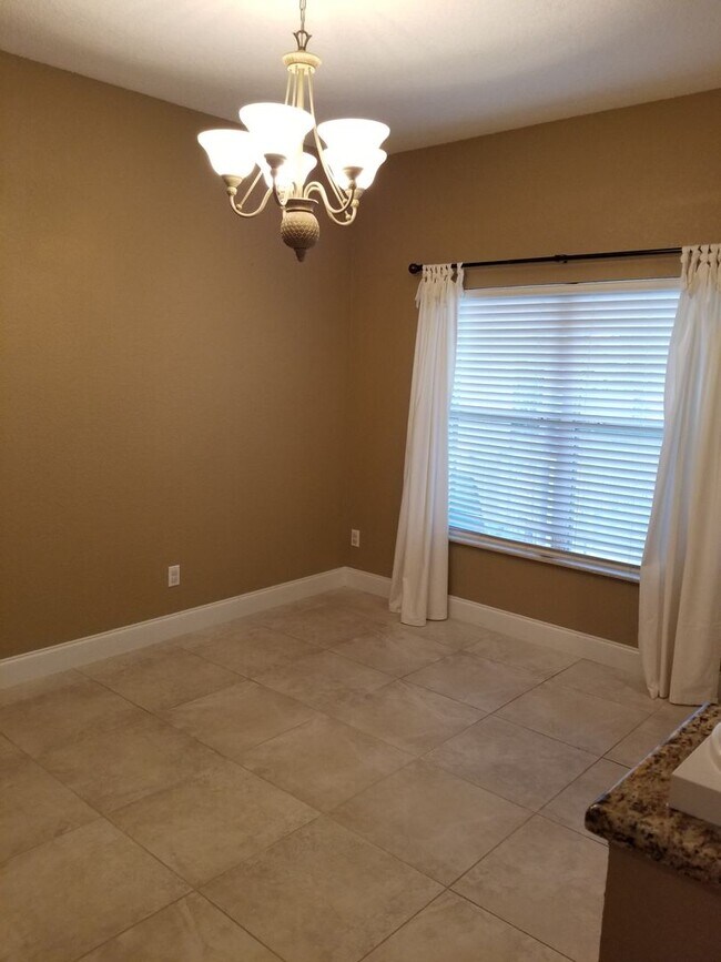 Foto del edificio - THREE BEDROOM NORTHEAST ST. PETERSBURG HOME