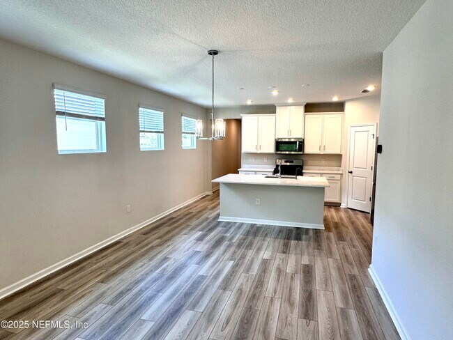 Building Photo - 68 Spruce Hl Pt