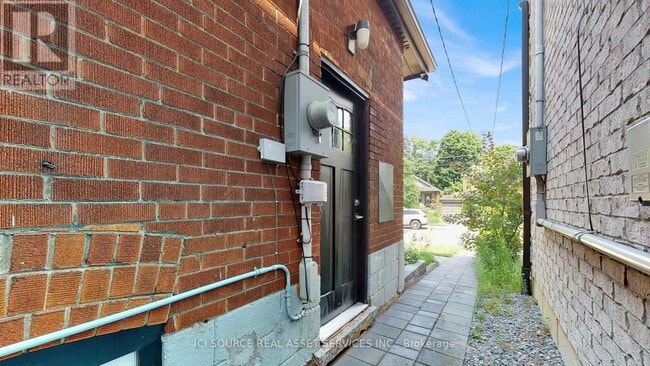 Building Photo - 33 Davies Crescent