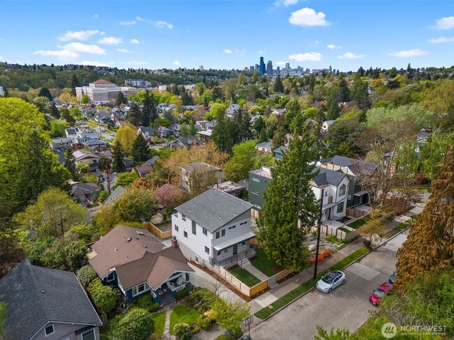 Building Photo - 3215 37th Pl S