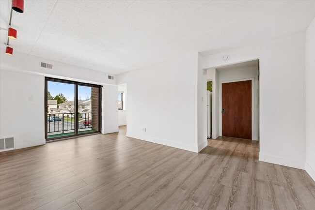 Foto del edificio - Recently Renovated 2BR Condo in Sought-After Goshen Valley