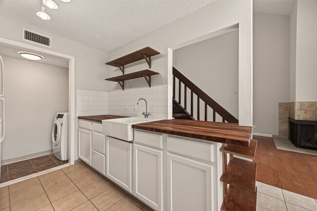 Foto del edificio - 8483 Sands Point Dr