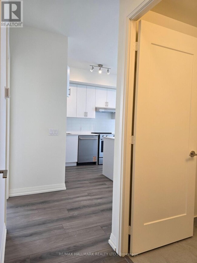 Building Photo - 27 Korda Gate