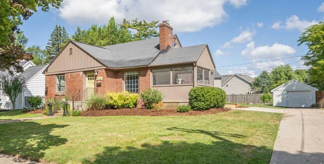 Foto del edificio - East Grand Rapids Gem: 4-Bedroom, 2-Bath Updated Home for Rent!