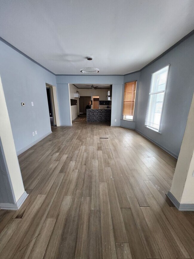 Building Photo - HUGE lower 3 bedroom apartment