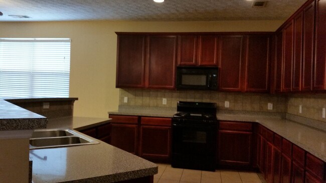 Foto del edificio - Swim Community - 4bd x 2 1/2bth w/2 Car Garage  (181 Bus Route) no sec 8