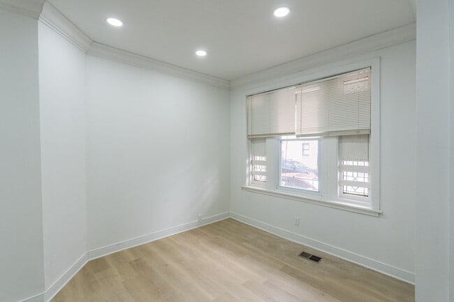 Building Photo - Newly rehabbed 3 bedroom 1.5 bath unit