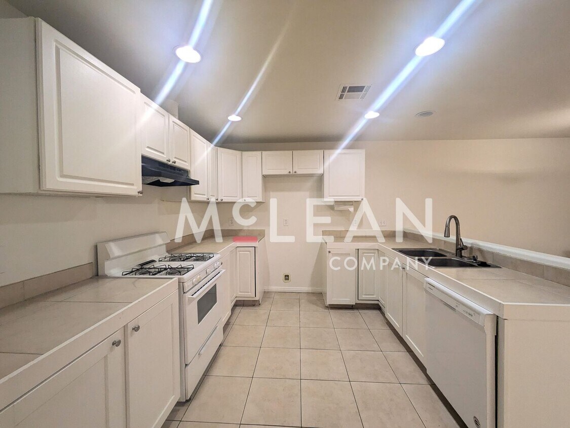 Foto principal - *$500 MOVE IN SPECIAL* 3 Bedroom, 2 Bath D...