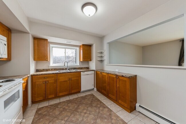 Building Photo - 829 S Dwyer Ave