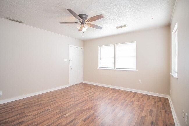 Foto del edificio - Updated 3-Bedroom Home for Rent in Central...