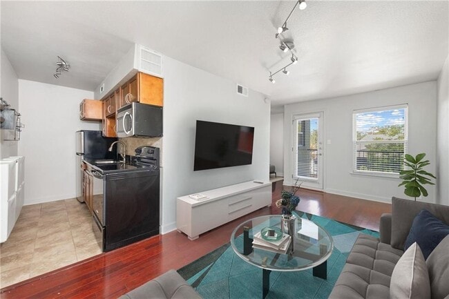 Building Photo - 2020 S Congress Ave