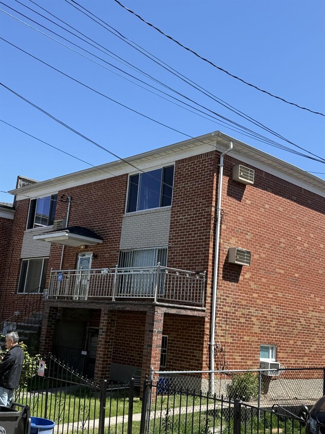 Primary Photo - 9-05 123rd St