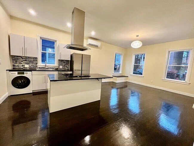 Foto del edificio - Newly Renovated 3 Bedroom Apartment - Poug...