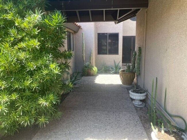Building Photo - Beautiful home in gated community