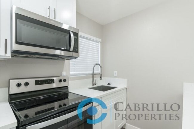 Building Photo - 4849 Mansfield St