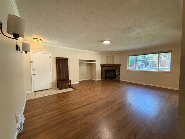 Foto del edificio - Five Bedroom House Close To Ft. Carson