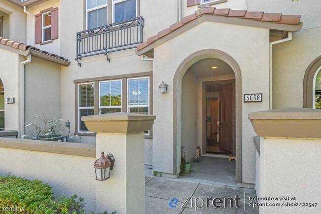 Building Photo - 4 br, 3.5 bath Townhome - 5066 Fioli Loop,...