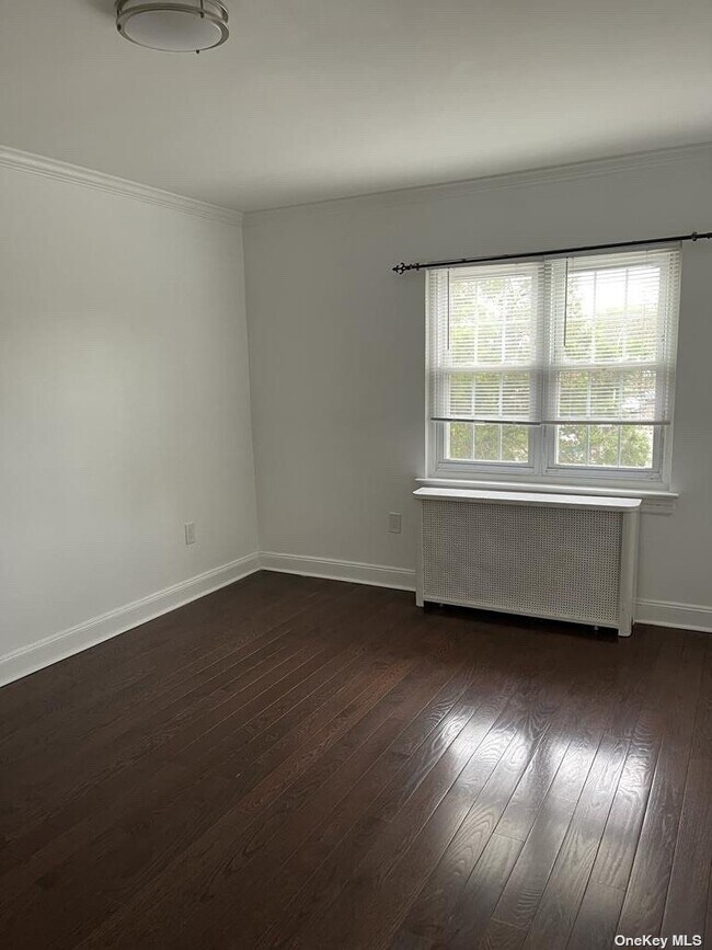 Building Photo - 631-07 Alderton St