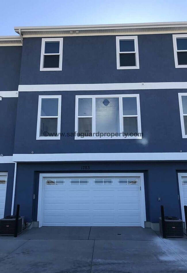Building Photo - Gorgeous 3 Bedroom Townhome