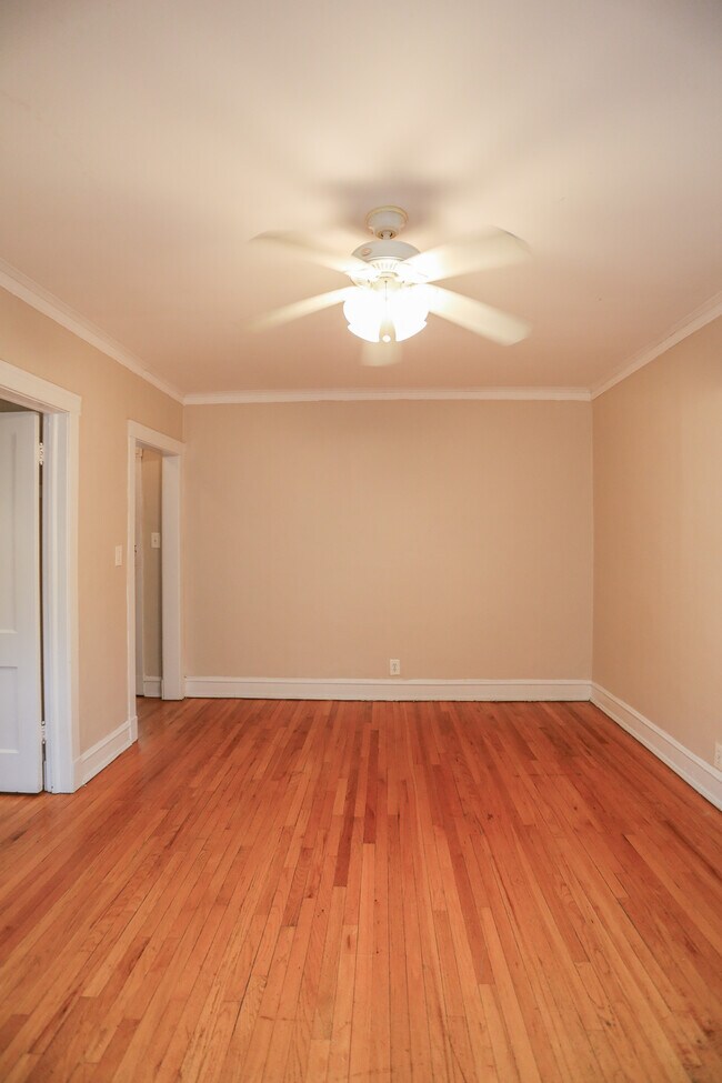 Building Photo - 1361 W Greenleaf Ave