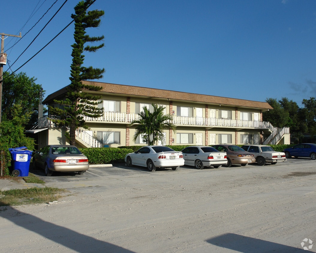 Primary Photo - Croissant Apartments