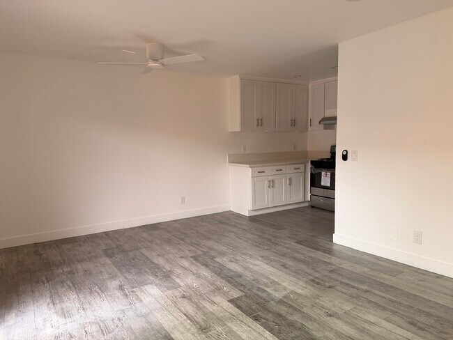 Foto del edificio - Convenient Beautifully Remodel Apartments