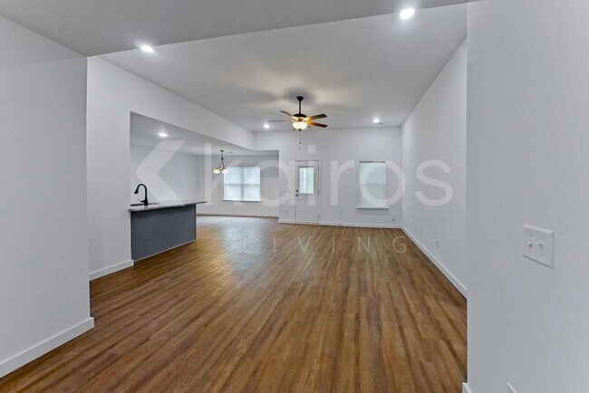 Foto del edificio - 142 Hughes Dr