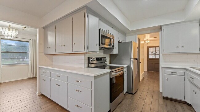 Foto del edificio - Simply one of those older 3-Bedroom Springdale treasures that you must see.  A three bed / two bath