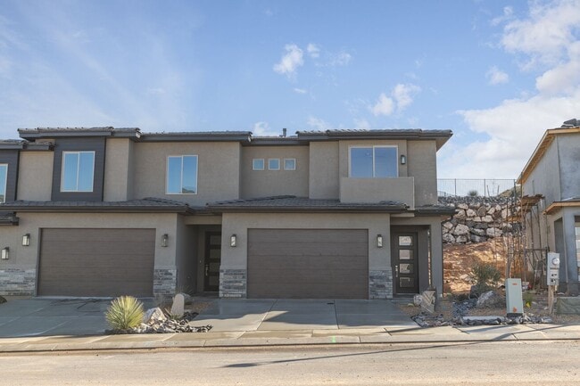 Building Photo - Pet Friendly! - Charming 3 Bedroom Townhome