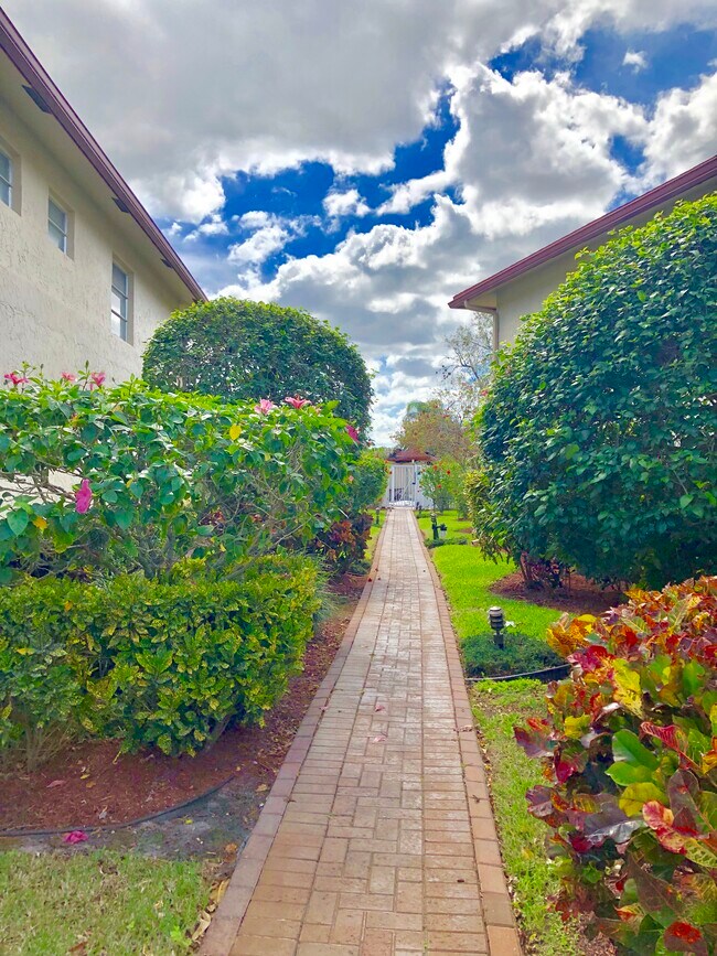 Foto del edificio - 14823 Cumberland Dr