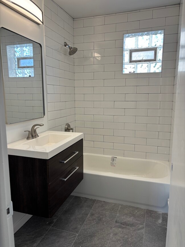 Building Photo - 5000 N Austin Ave