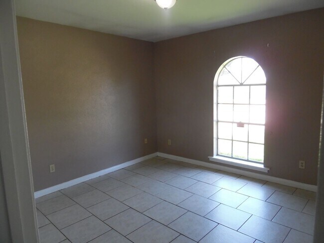 Building Photo - N252