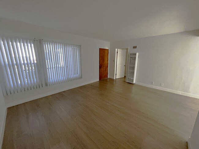 Foto del edificio - 803 S Crenshaw Blvd