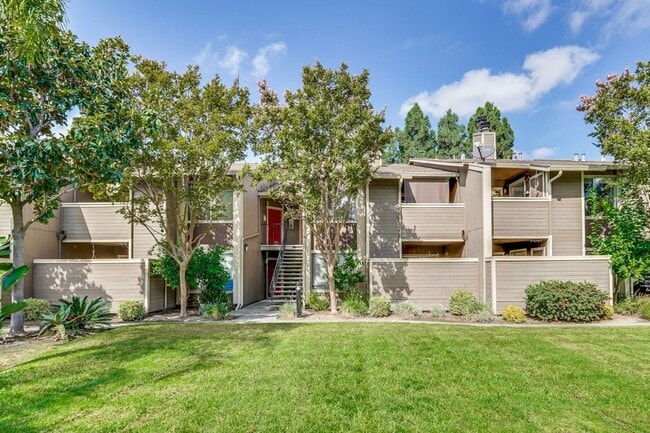 Building Photo - 2 bed 2 bath condo