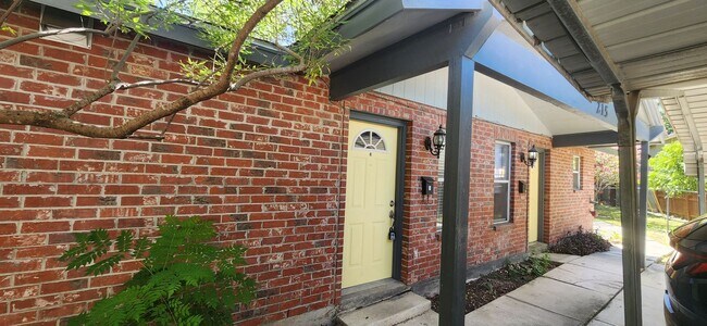 Building Photo - 215 Eleanor Ave