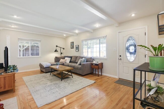 Building Photo - Short Term Lease through June 2025 availab...