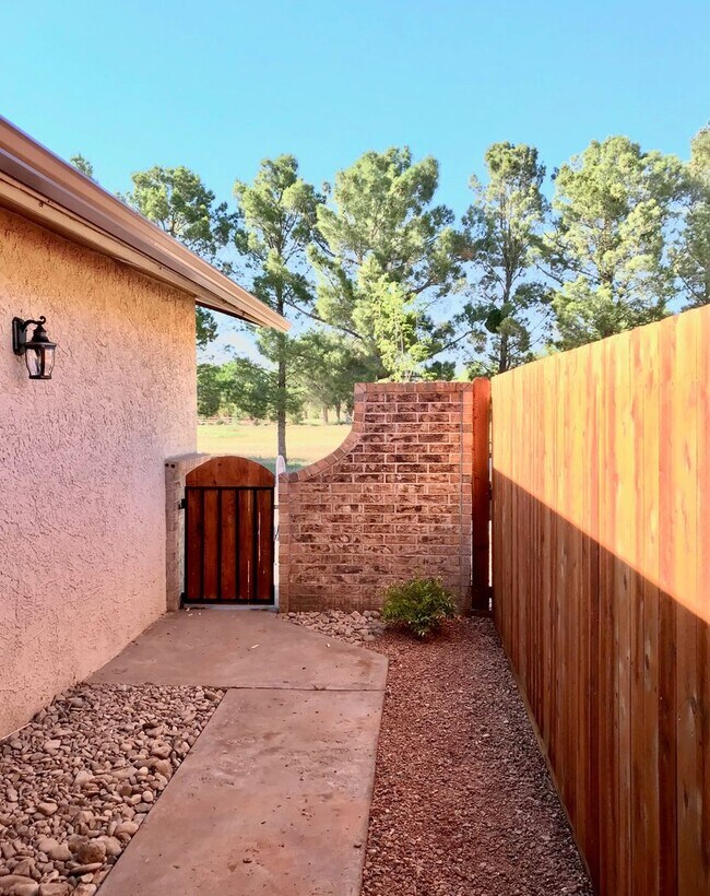 Building Photo - Charming 2 bedroom
