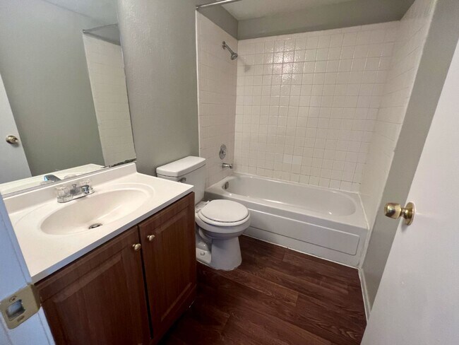 Foto del edificio - Renovated 2bedroom downstairs unit ready f...