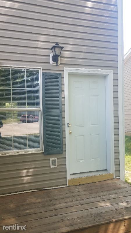 Building Photo - 3 br, 1.5 bath Townhome - 2220 Live Oak Ln