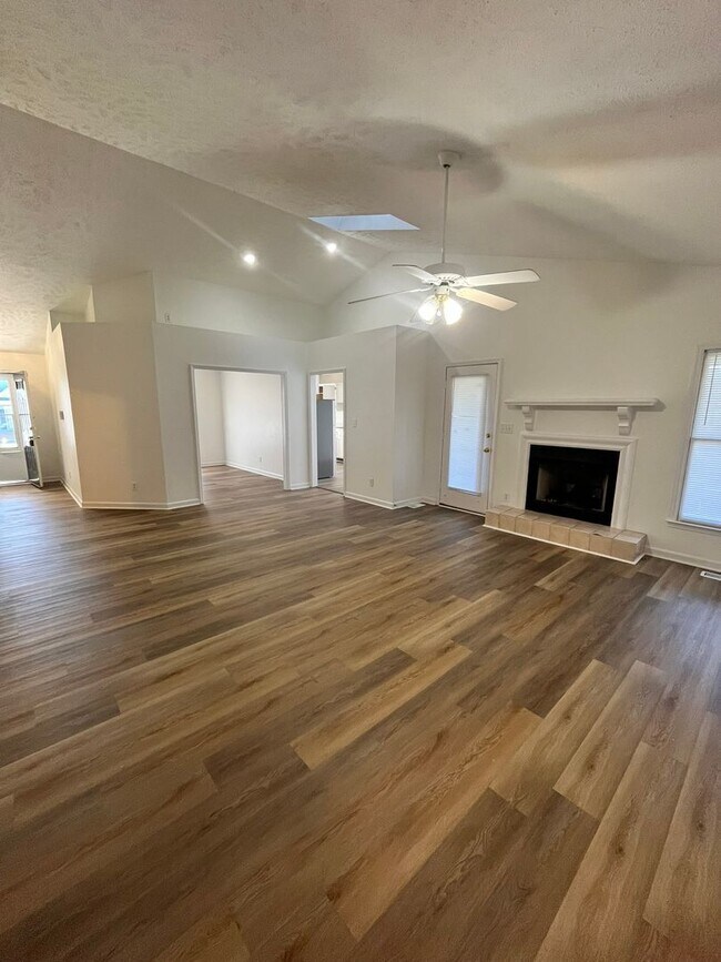 Building Photo - 218 Silver Oaks Dr