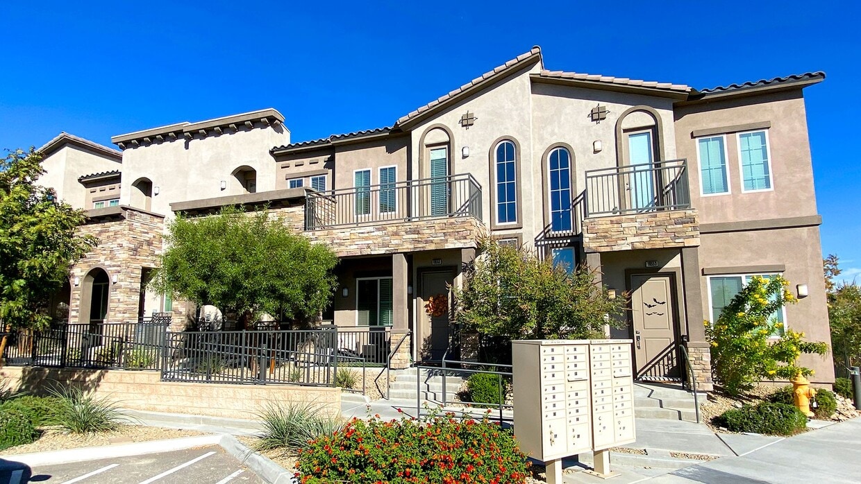Foto principal - Spectacular 3 Bedroom Townhouse in Gate Community Near Sky Canyon and Centennial! Strip Views!