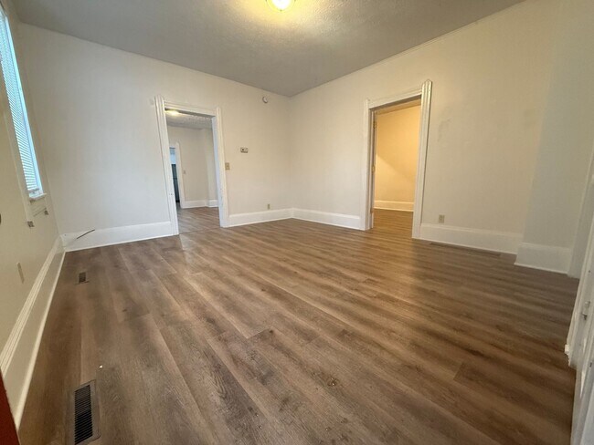 Foto del edificio - 2476 W 10th St