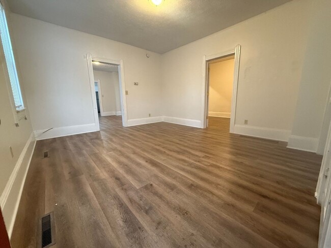 Foto del edificio - 2482 W 10th St