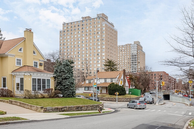 There are a variety of housing options in Kew Gardens.