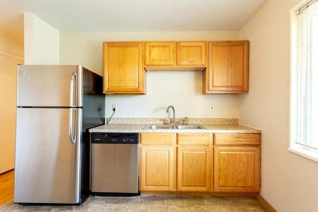 Building Photo - 3285 Moorhead Ave