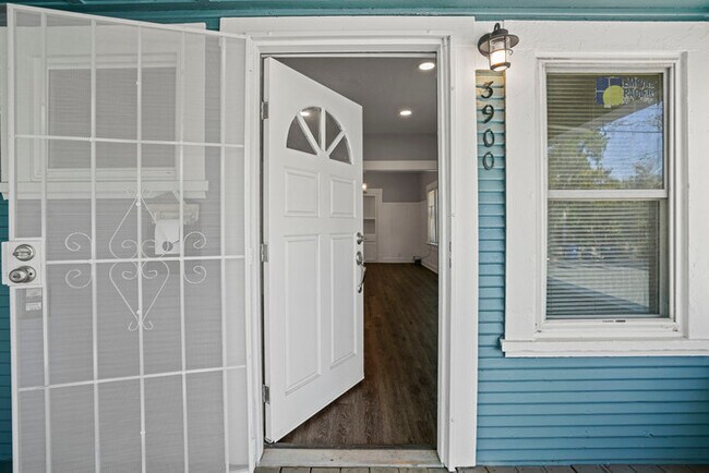 Foto del edificio - Charming 3 Bedroom Home Near Broadway | Spacious Layout | Prime Sacramento Location