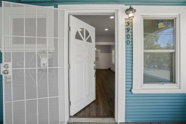 Building Photo - Wonderful Single Family Home - PROMO!! HAL...