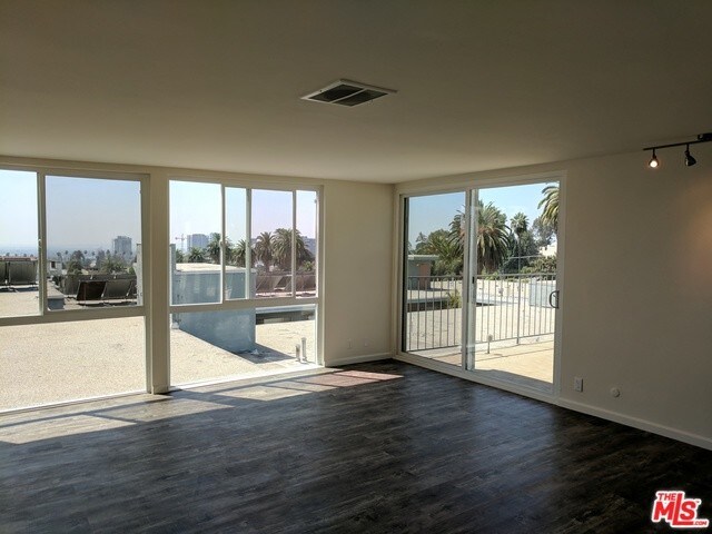Foto del edificio - 2210 N Beachwood Dr