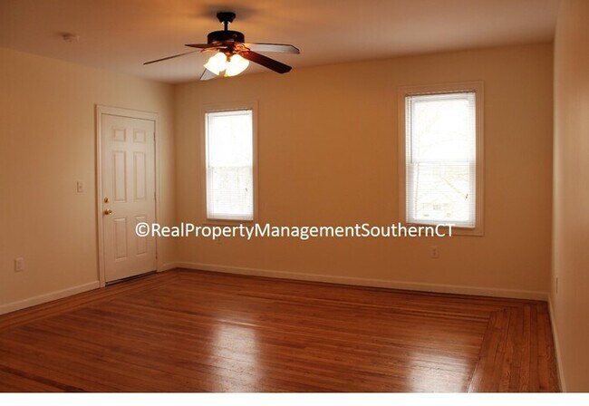 Building Photo - Conveniently located 2 bedroom